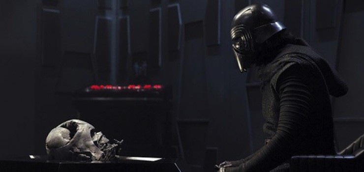 Kylo Ren regard Darth Vader