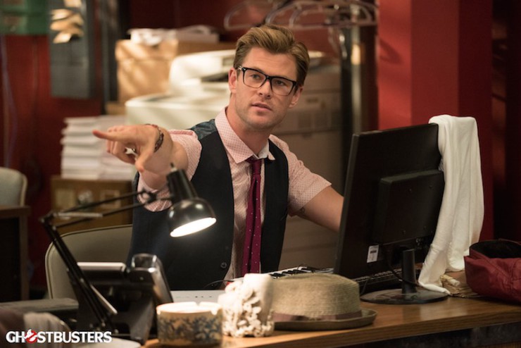Chris Hemsworth Ghostbusters receptionist first look photo