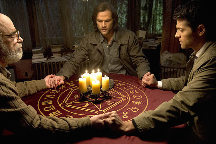 Supernatural -- "Inside Man" -- Image SN1017B_0238 -- Pictured (L-R): Richard Newman as Oliver, Jared Padalecki as Sam, and Misha Collins as Castiel -- Credit: Carole Segal/The CW -- Ã‚Â© 2015 The CW Network, LLC. All Rights Reserved