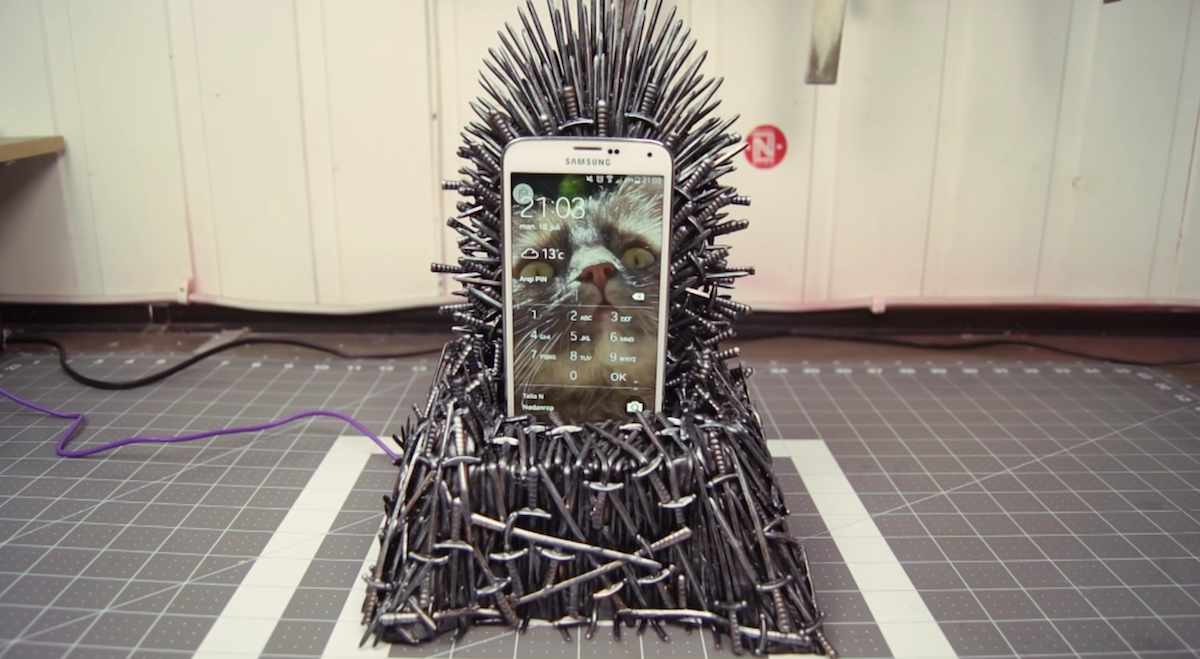 Wow, the Iron Throne Makes an Excellent Phone Charger! - Reactor