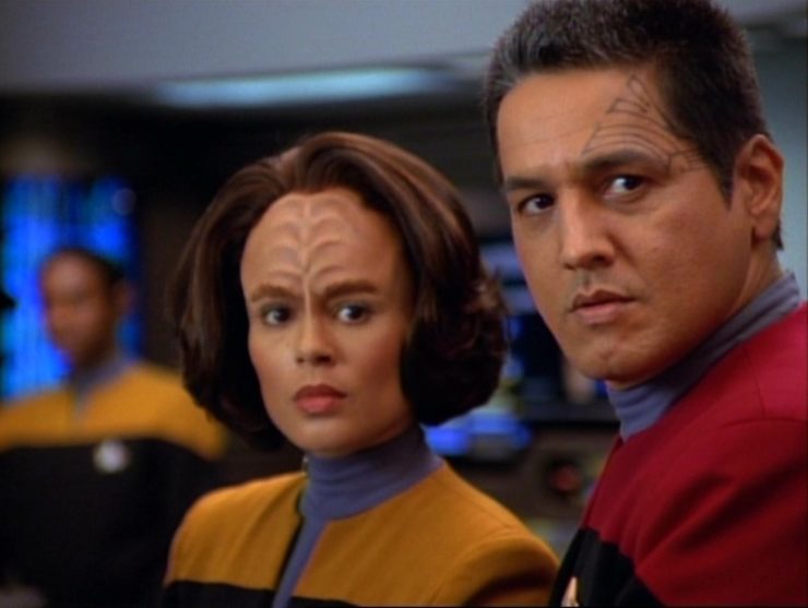 B'Elanna Torres (Roxann Dawson) and Chakotay (Robert Beltran) in Star: Trek Voyager