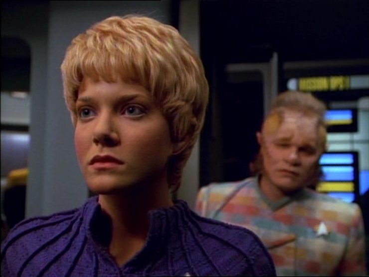 Kes (Jennifer Lien) and Neelix (Ethan Phillips) in Star Trek: Voyager