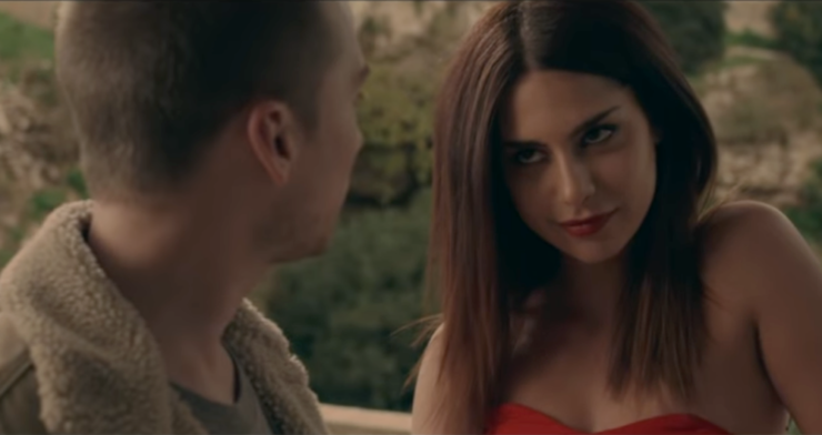 Evan (Lou Taylor Pucci) and Louise (Nadia Hilker) in Spring