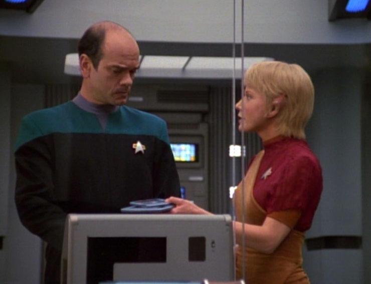 The EMH (Robert Picardo) and Kes (Jennifer Lien) in Star Trek: Voyager