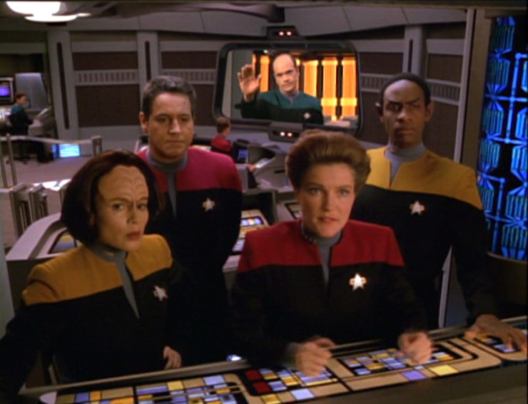 Voyager crew on the bridge in Star Trek: Voyager