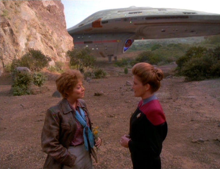 Amelia Earhart (Sharon Lawrence) and Captain Janeway (Kate Mulgrew) in Star Trek: Voyager