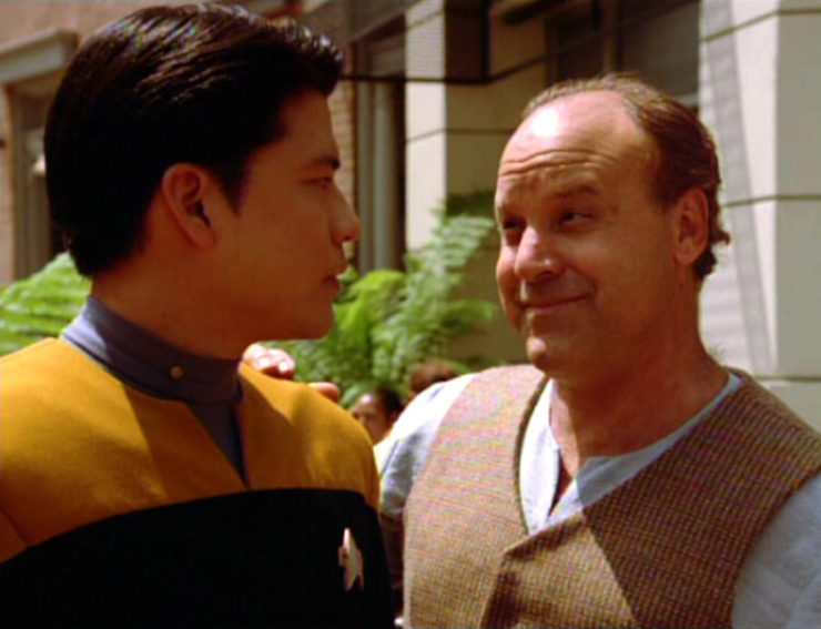 Harry Kim (Garrett Wang) and Cosimo (Louis Giambalvo) in Star Trek: Voyager