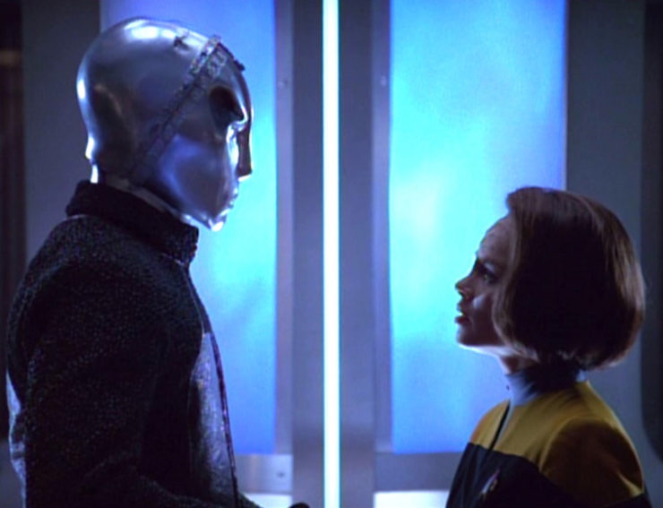 B'Elanna Torres (Roxann Dawson) and an Artificial Unit in Star Trek: Voyager