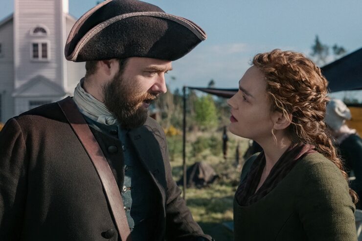 Still from Outlander, Season 7 Episode 1: A Life Well Lost (Richard Rankin as Roger MacKenzie and Sophie Skelton as Brianna MacKenzie)