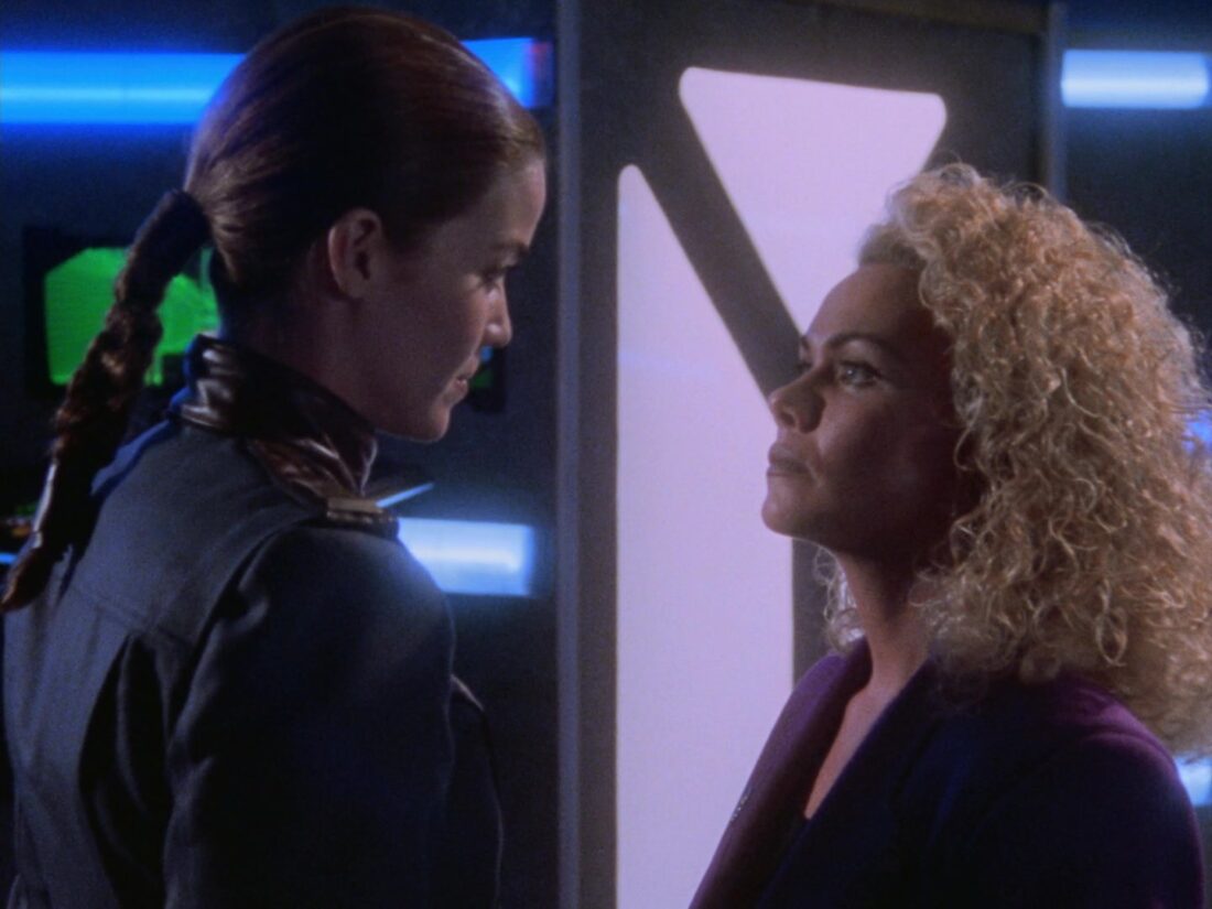 Ivanova (Claudia Christian) and Cramer (Patricia Healy) in Babyon 5 "Infection"
