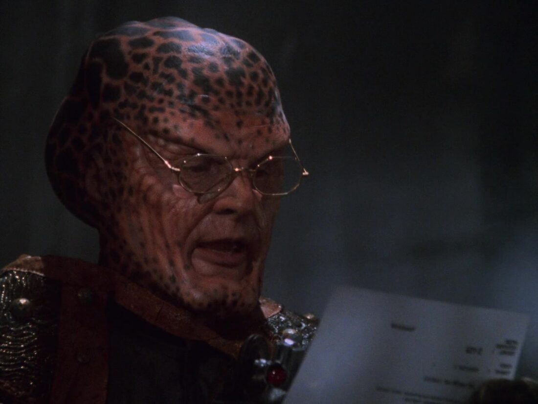 Na'Toth wearing human-style glasses in Babylon 5 "The Parliament of Dreams"