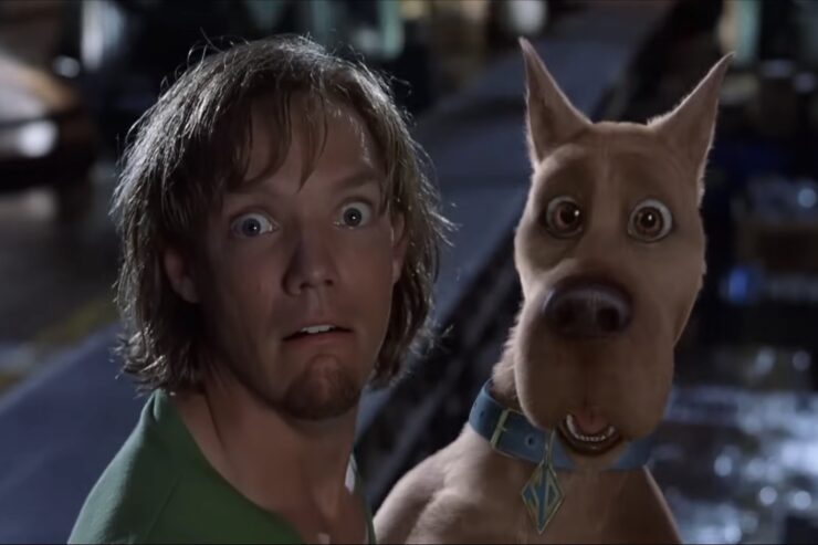 Matthew Lillard and a CGI dog in Scooby-Doo