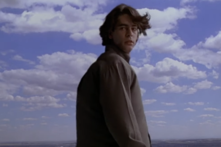 Screenshot of Open Your Eyes, showing César (played by Eduardo Noriega) looking back over his shoulder.