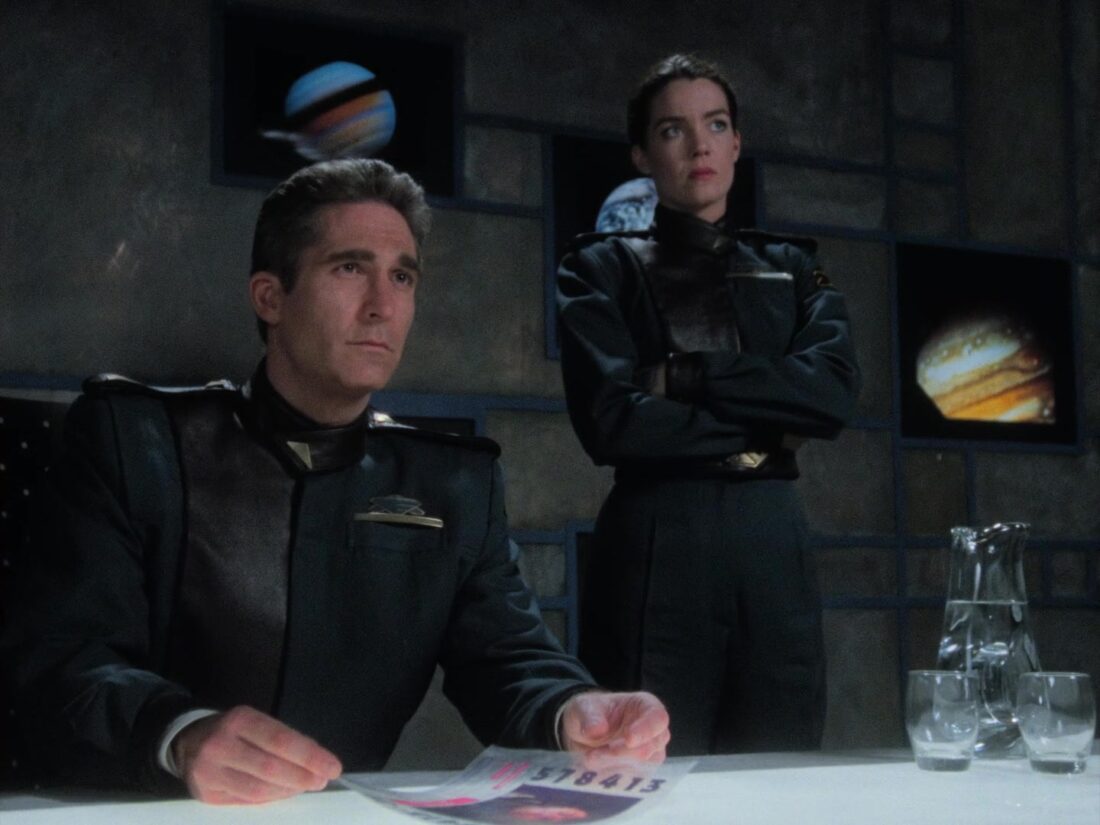 Sinclair and Ivanova in a scene from Babylon 5 "Mind War"