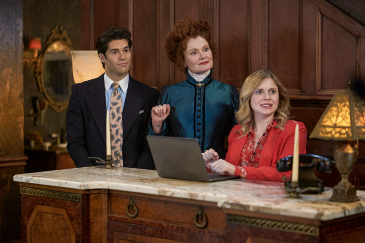 Ghosts, S3, “Isaac’s Wedding” - Pictured (L-R): Asher Grodman as Trevor, Rebecca Wisocky as Hetty and Rose McIver as Samantha. Photo: Philippe Bosse/CBS ©2024 CBS Broadcasting, Inc. All Rights Reserved.