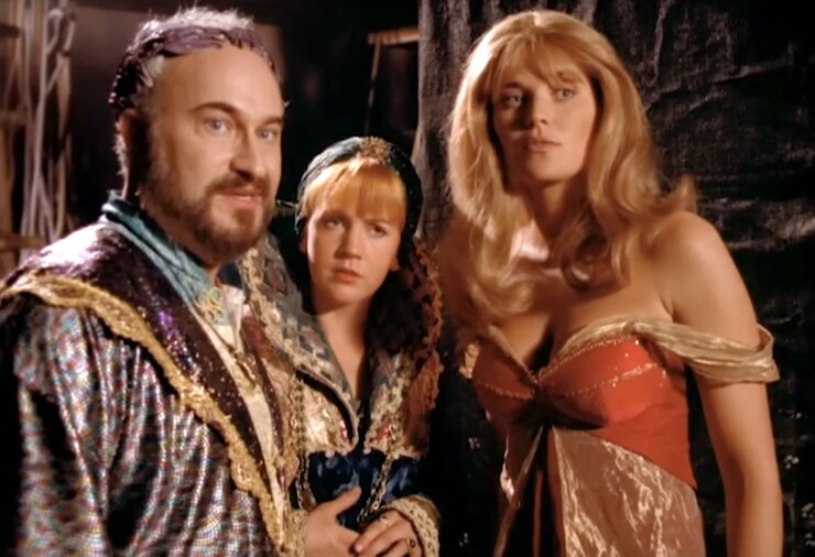 Salmoneus (Robert Trebor), Gabrielle (Renne O'Connor, and Xena (lucy Lawless, discussing the pageant on Xena: Warrior Princess, S2E11, "Here She Comes... Miss Amphipolis"