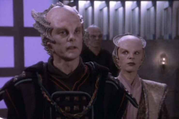 Alyt Neroon and Delenn in a scene from Babylon 5: "Legacies"