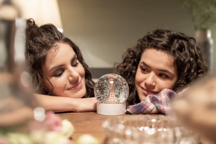 Scene from the TV series "Back to 15" (De Volta Aos 15): the 30-year-old and 15-year-old Anita look at a snowglobe