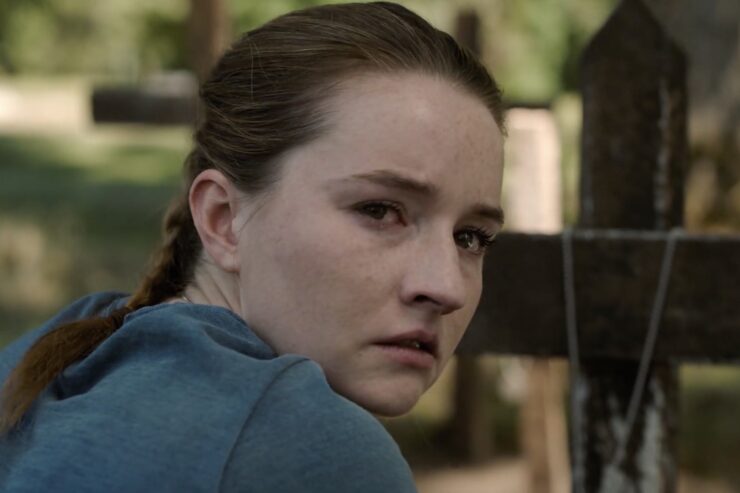 Kaitlyn Dever in The Last of Us looking over her shouler