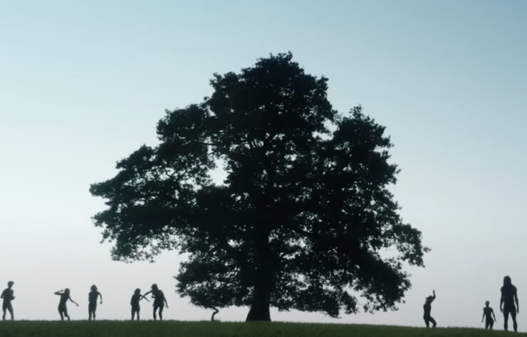 Bunch of zombies next to a tree in 28 Years Later.