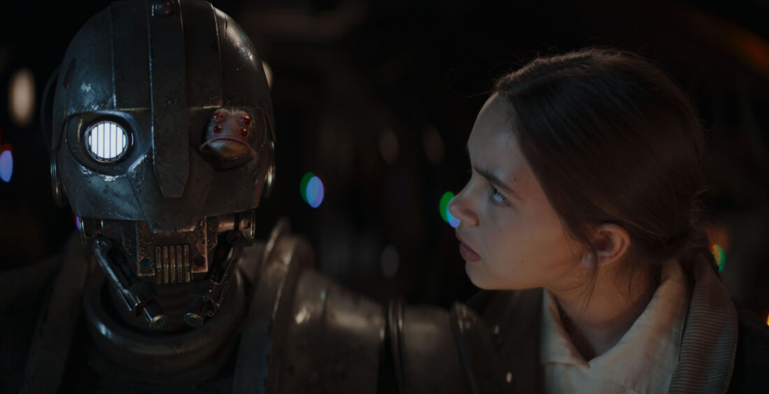 (L-R) SM-33 (Nick Frost) and Fern (Ryan Kiera-Armstrong) in Lucasfilm’s STAR WARS: SKELETON CREW