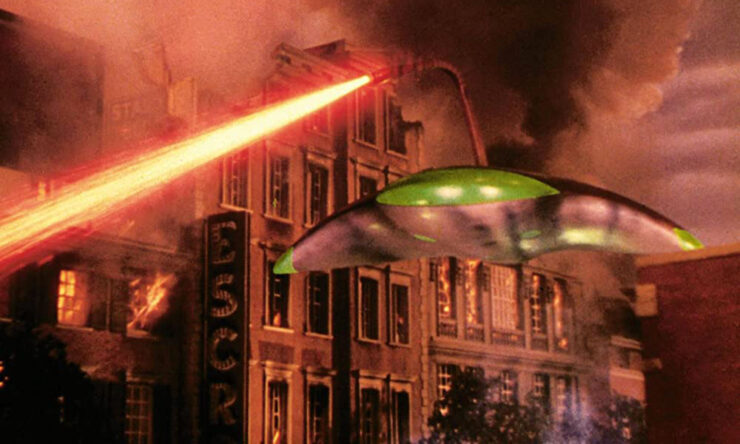 An alien spacecraft flies through a city in The War of the Worlds (1953)