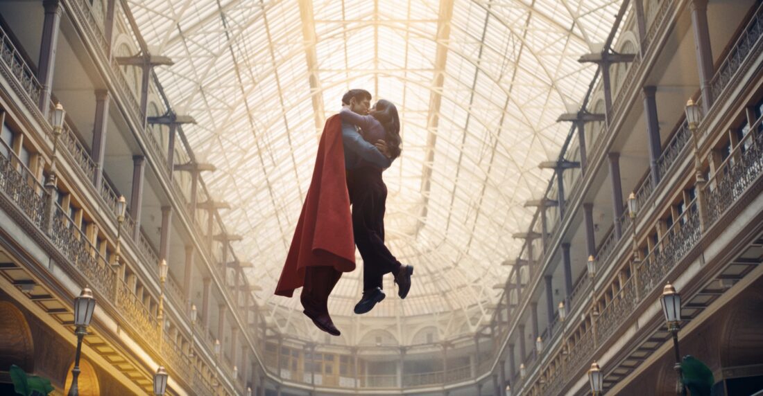 Lois and Superman kissing while floating at the end of Superman (2025)