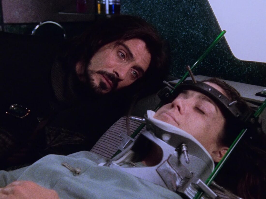 Cole and Ivanova in Babylon 5 "Endgame"