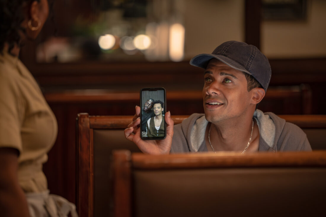 acob Anderson as Louis De Pointe Du Lac showing Regina a picture of his boyfriend on his phone in The Vampire Lestat episode 4