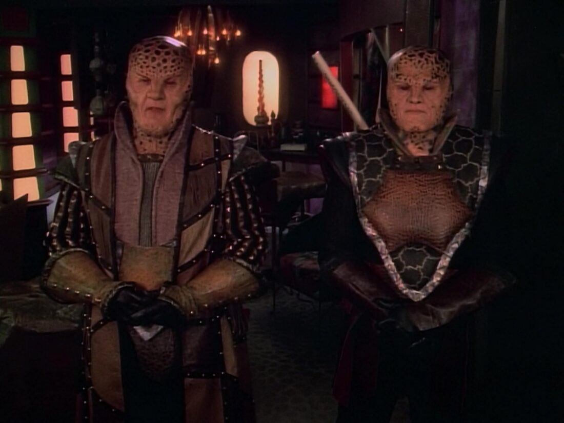 Screenshot from Babylon 5 "Objects at Rest": G’Kar appoints Ta’Lon as his replacement as Narn’s ambassador